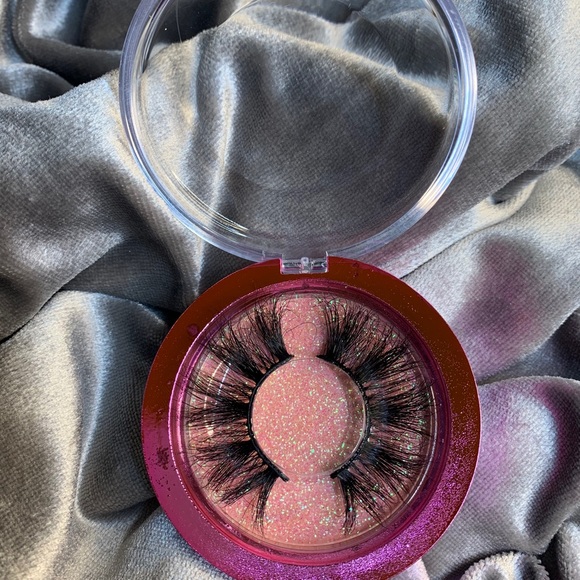 Lashes - Picture 4 of 5